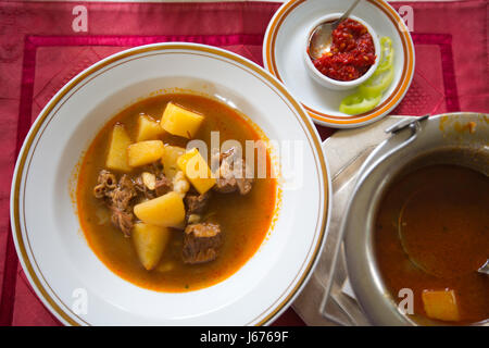 Gulasch serviert in Vac, Vác Stadt im Komitat Pest, am Donauknie nördlich von Budapest, Ungarn, Europas Stockfoto