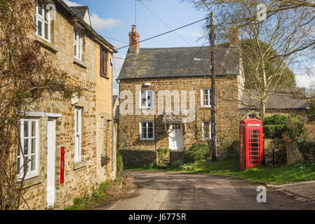 Ein Blick auf das Dorf von Wohnungen im unteren Heyford, in der Nähe von Bicester, Oxfordshire, England, Vereinigtes Königreich Stockfoto