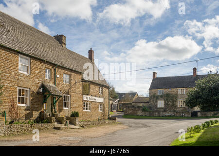 Das Bell Inn und Blick auf das Dorf, untere Heyford, in der Nähe von Bicester, Oxfordshire, England, Vereinigtes Königreich Stockfoto