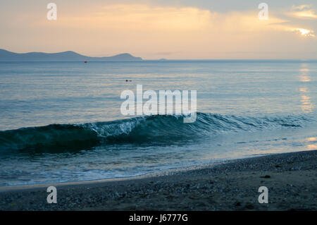 Sonnenaufgang über dem Meer am Strand von Amoudara im Norden von Kreta Stockfoto