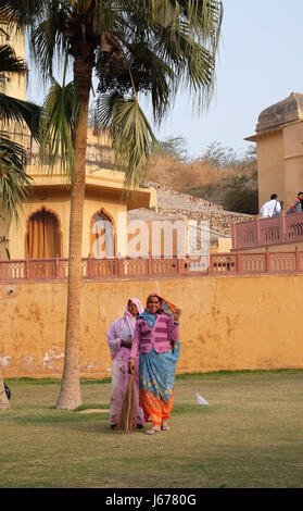 Frau im Sari Reinigung Hof des Amber Fort in Jaipur, Rajasthan, Indien, 16. Februar 2016. Stockfoto