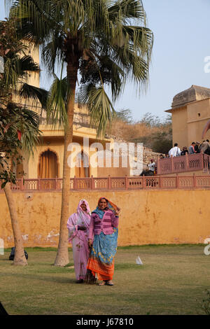 Frau im Sari Reinigung Hof des Amber Fort in Jaipur, Rajasthan, Indien, 16. Februar 2016. Stockfoto