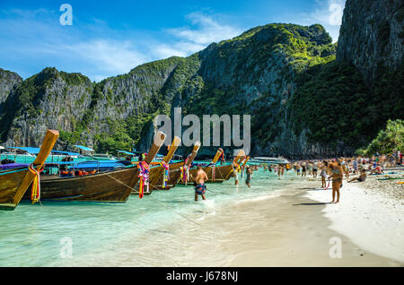 Boote am Strand von Koh Phi Phi, Thailand Stockfoto