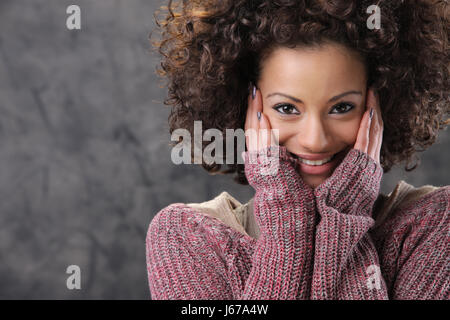 Glückliche junge Frau lächelnd mit freundlicher Blick Stockfoto