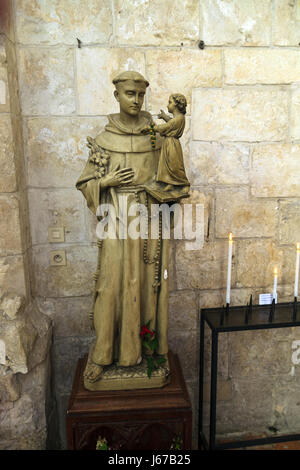 Statue eines Mönchs mit einem Kind in der Kirche von Fleury Abtei Saint Benoit Sur Loire, Frankreich Stockfoto