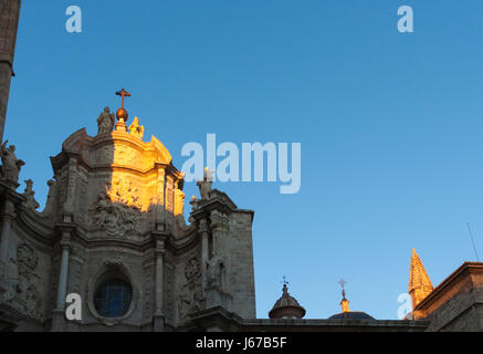Glockenturm der Kathedrale von Valencia in der Dämmerung. Valencia, Spanien Stockfoto