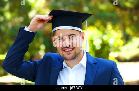 Happy graduateing Student trägt die Staffelung hat Stockfoto