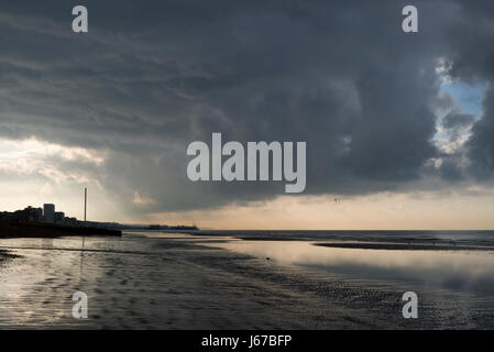 Stürmischen Wolken über Brighton Seafront, zeigt i360 Aussichtsturm Stockfoto