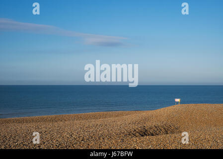 Fernen Zeichen auf leeren Strand, Brighton, UK Stockfoto