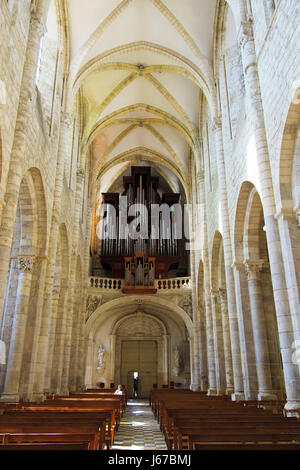 Das Kirchenschiff und Orgelpfeifen der Basilika von Fleury Abtei Saint Banoir Sur Loire, Frankreich Stockfoto