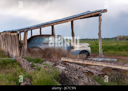 Alte, Vintage Auto unter einem Carport in einem ländlichen Gebiet. Stockfoto