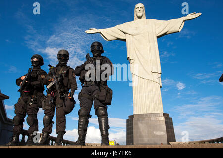 Rio De Janeiro Spezialpolizei BOPE machen ein Taktik-Training in der Christus, den Erlöser, eines der wichtigsten touristischen Attraktion in Rio De Janeiro, Brasilien Stockfoto