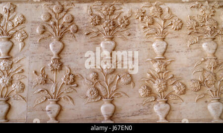 Schöne Ornament auf der Mauer des Palastes in Amber Fort in Jaipur, Rajasthan, Indien, am 16. Februar 2016. Stockfoto