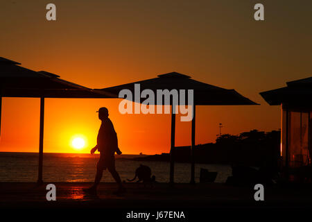 Mann zu Fuß in Copacabana-Strand bei Sonnenaufgang, Rio De Janeiro, Brasilien Stockfoto