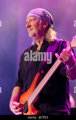 ZAGREB, Kroatien - 16. Mai 2017: Deep Purple Bassist Roger Glover auf der Bühne während ihrer The Long Goodbye-Tour an der Arena Zagreb. Stockfoto