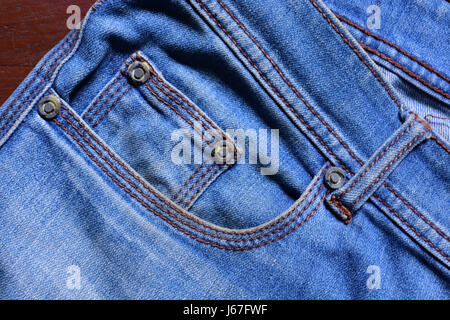 In der Nähe von Blue Jeans Tasche auf Holz- Hintergrund Stockfoto