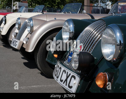 Morgan Sports Autos geparkt auf dem Mitarbeiter-Parkplatz in Malvern, England Morgan Motor Co. Fabrik. Stockfoto