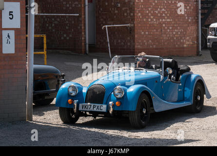 Morgan Motor Cars werden noch in Malvern, England hergestellt, wie sie im frühen 20. Jahrhundert waren. Testfahrer verlässt das Werk. Stockfoto