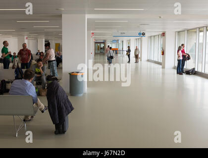 Passagiere in der Abflughalle des Flughafen Triest, Italien warten. Stockfoto