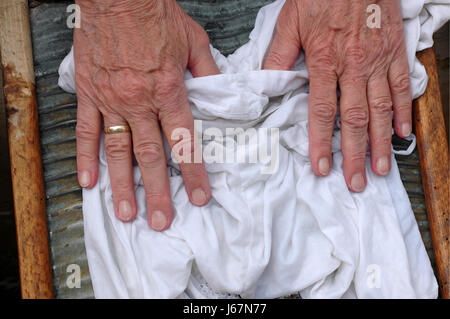 Handwäsche Hände historische Waschen Wäsche Waschbrett Waschtag Hand Hände Stockfoto