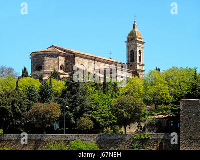 San Salvatore römisch-katholische Kathedrale in den steinernen Mauern der toskanischen Hügel Stadt Montalcino, Italien. Stockfoto