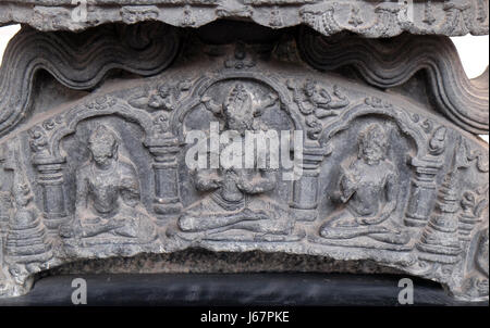 Gefunden Sie fünf Dhyani Buddhas, aus dem 11. Jahrhundert in Bihar jetzt im Indian Museum in Kalkutta, Westbengalen, Indien auf ausgesetzt Stockfoto