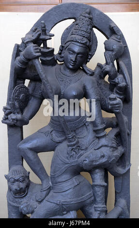 Mahisharsuramardini, vom 12. Jahrhundert gefunden in Hyderabad jetzt ausgesetzt im Indian Museum in Kalkutta, Westbengalen, Indien Stockfoto