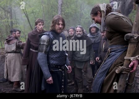 BLACK DEATH 2010 Revolver/Wildbunch Film mit Eddie Redmayne s der Priester Osmund und Sean Bean als Ulrich Stockfoto