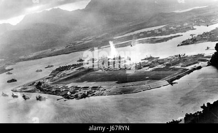 PEARL HARBOUR 7v Dezember 1941. Foto aus einem japanischen Flugzeug zeigt zwei Kampfflugzeuge aus der ersten Welle angreifen. Die Explosion im Zentrum ist ein Torpedo-Streik auf der USS West Virginia. Die Arizona ist das zweite Schiff von links. Stockfoto