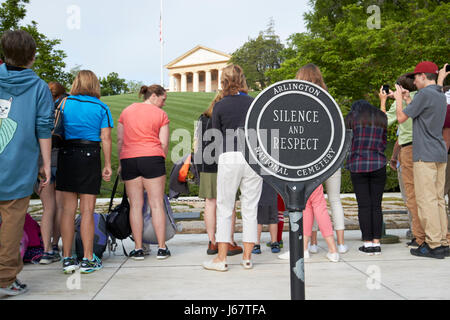 zum Schweigen zu bringen und respektieren Sie Zeichen mit Touristen am John f. Kennedy Grabstätte Arlington Friedhof Washington DC USA Stockfoto