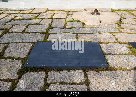 JFK John F Kennedy und ewige Flamme auf dem seine Grabstätte Arlington Cemetery in Washington DC USA Stockfoto