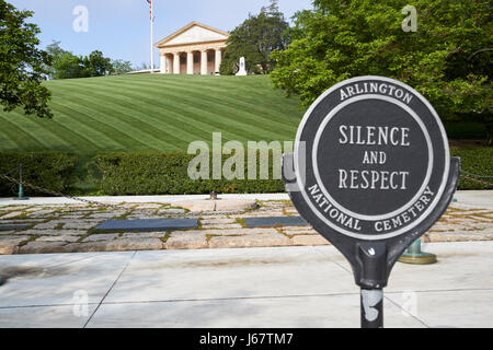 Stille und Respekt Zeichen vor Jfk John F Kennedy Grabstätte und Arlington Haus Arlington Friedhof Washington DC USA Stockfoto