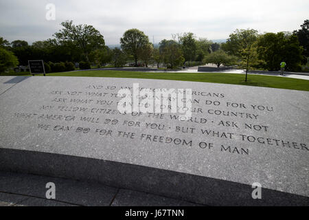 JFK Zitate aus seiner Antrittsrede bei John F Kennedy Grabstätte Arlington Friedhof Washington DC USA Stockfoto