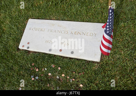 RFK Robert Francis Kennedy Grab mit Münzen Arlington Friedhof Washington DC USA Stockfoto