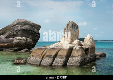 Natürliche Küste Felsformation im Meer auf Belitung Island am Nachmittag, Indonesien. Stockfoto