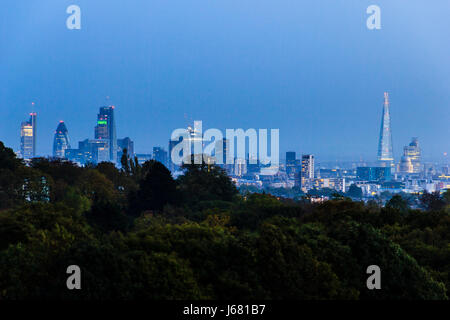 Blick auf die City of London in der Abenddämmerung Stockfoto