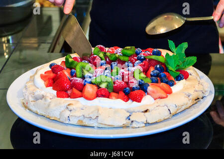 Frisches Obst und Meringue Tarte oder Flan in einem Cafe serviert wird Stockfoto