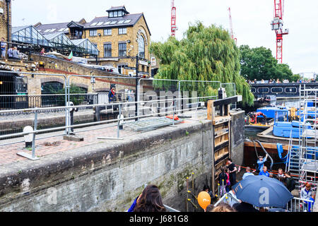 Renovierung von Camden Lock und Ersatz der Eiche Tore durch den Kanal & River Trust September 2016 Stockfoto