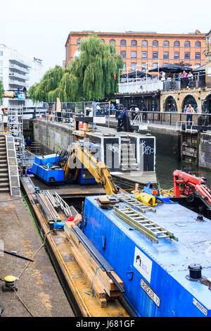 Renovierung von Camden Lock und Ersatz der Eiche Tore durch den Kanal & River Trust September 2016 Stockfoto