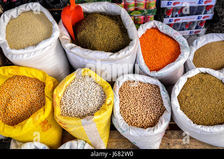 Bunte Produkte in eine symmetrische Reihe von weißen Säcke. Produzieren von einem palästinensischen Markt in Jerusalem. Stockfoto