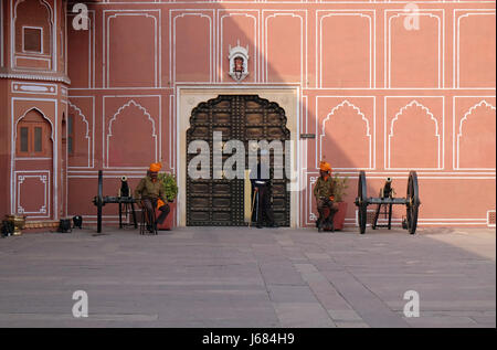 Wache und Kanonen in Jaipur City Palace, ein Palast-Komplex in Jaipur, Rajasthan, Indien. Es war der Sitz des Maharaja von Stockfoto