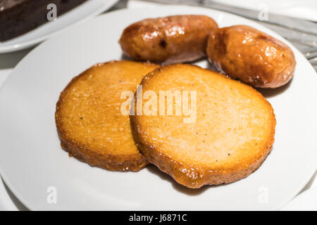 Verschiedene Fleischerzeugnisse einschließlich Schinken und Wurstwaren. Stockfoto