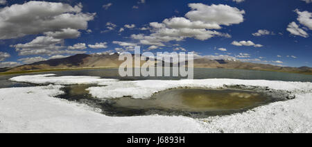 Tso Kara-See, bedeckt mit schneeweißen Kruste Steinsalz, in denen einzelnen Pfützen Salzwasser, blaue Lagune Oberfläche, Berge in den backgr Stockfoto