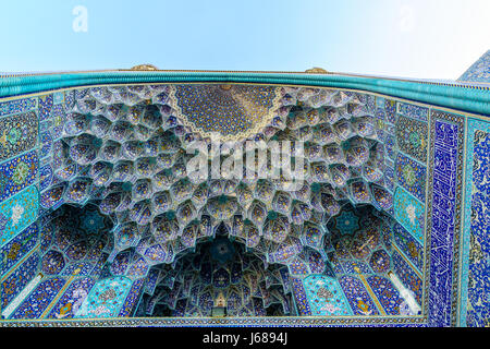 Blick auf Ornamente der Moschee im Iran Stockfoto