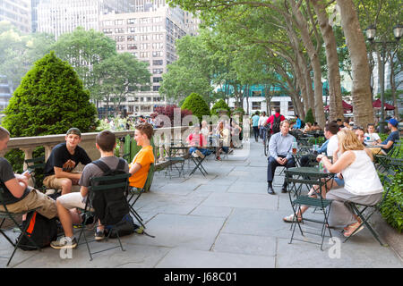 Touristen und einheimische entspannen im Bryant Park in Midtown New York, NY. Stockfoto