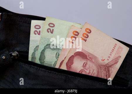 Thai Baht Bar in einer Einkaufstasche. Stockfoto