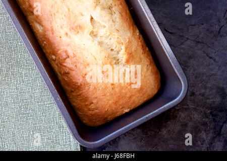 Bananen-Brot aus dem Ofen in der Dose. Stockfoto