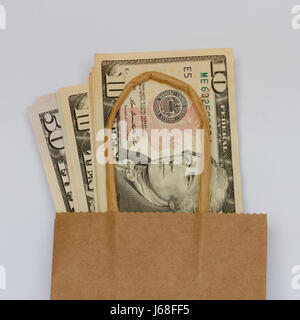 US-Dollar in eine braune Papiertüte. Stockfoto