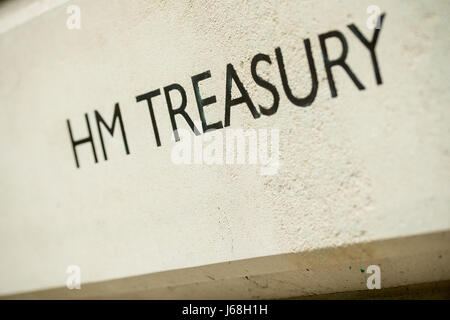 Schrägansicht von HM Treasury Zeichen auf Außen in Central London, UK. Stockfoto