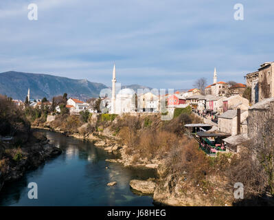 Mostar, Bosnien und Herzegowina - 1. Januar 2016 - Blick auf die Altstadt von Mostar, Bosnien und Herzegowina an einem sonnigen Tag. Stockfoto